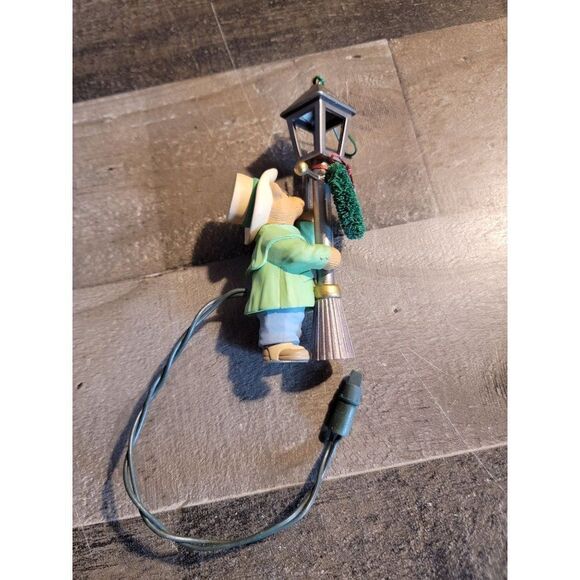 Hallmark the lamp lighter bear street lamp ornament xmas 1993 holiday - Picture 2 of 4